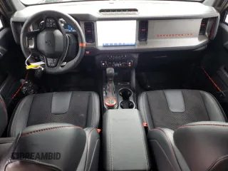 2024 Ford Bronco Raptor z VIN 1FMEE0RR1RLA48137, wystawiony jako Copart lot #87255664 z przebiegiem 1 974 mil mil oraz Szkoda całkowita • Salvage title. Historia ofert i sprzedaży dostępna na DreamBid. Obrazek 8.