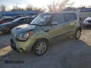 2013 Kia Soul + z VIN KNDJT2A62D7532227, wystawiony jako Copart lot #85553254 z przebiegiem 155 318 mil mil oraz Szkoda całkowita • Salvage title. Historia ofert i sprzedaży dostępna na DreamBid. Obrazek 1.