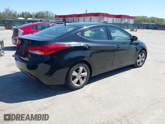2013 Hyundai Elantra GLS z VIN KMHDH4AE6DU928322, wystawiony jako IAAI lot #42054141 z przebiegiem 147 986 mil mil oraz . Historia ofert i sprzedaży dostępna na DreamBid. Obrazek 4.
