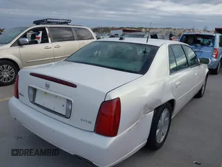 2004 Cadillac DeVille DTS z VIN 1G6KF579X4U238691, wystawiony jako IAAI lot #41367367 z przebiegiem 69 902 mil mil oraz . Historia ofert i sprzedaży dostępna na DreamBid. Obrazek 4.