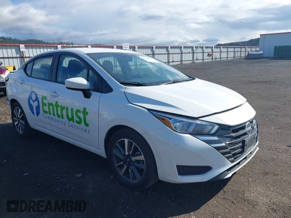 2024 Nissan Versa SV z VIN 3N1CN8EV9RL848415, wystawiony jako IAAI lot #42069381 z przebiegiem 36 904 mil mil oraz . Historia ofert i sprzedaży dostępna na DreamBid. Obrazek 1.
