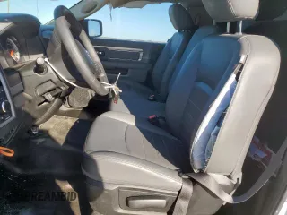 2020 Ram 1500 Tradesman z VIN 3C6JR6DT9LG122008, wystawiony jako Copart lot #48498725 z przebiegiem Nie podano mil oraz Szkoda całkowita • Salvage title. Historia ofert i sprzedaży dostępna na DreamBid. Obrazek 7.