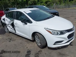 2017 Chevrolet Cruze LS z VIN 1G1BC5SM8H7183589, wystawiony jako IAAI lot #42195462 z przebiegiem 139 899 mil mil oraz . Historia ofert i sprzedaży dostępna na DreamBid. Obrazek 1.