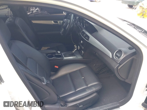 2013 Mercedes-Benz C 300 Sport z VIN WDDGF8AB0DA779904, wystawiony jako IAAI lot #42278212 z przebiegiem 156 354 mil mil oraz . Historia ofert i sprzedaży dostępna na DreamBid. Obrazek 5.