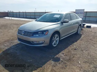 2014 Volkswagen Passat SEL Premium z VIN 1VWCN7A33EC013425, wystawiony jako IAAI lot #41381958 z przebiegiem 104 692 mil mil oraz . Historia ofert i sprzedaży dostępna na DreamBid. Obrazek 17.