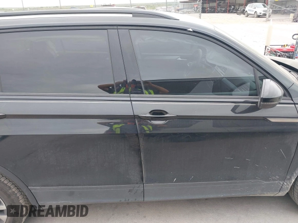 2023 Volkswagen Tiguan S z VIN 3VVRB7AX4PM046851, wystawiony jako IAAI lot #42039811 z przebiegiem 44 985 mil mil oraz . Historia ofert i sprzedaży dostępna na DreamBid. Obrazek 14.