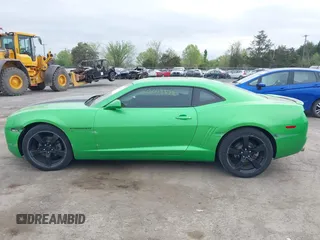 2011 Chevrolet Camaro 2LT z VIN 2G1FC1ED2B9142614, wystawiony jako IAAI lot #42043372 z przebiegiem 143 094 mil mil oraz . Historia ofert i sprzedaży dostępna na DreamBid. Obrazek 14.