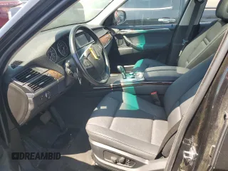 2008 BMW X5 3.0si z VIN 5UXFE43598L004647, wystawiony jako Copart lot #56308565 z przebiegiem 75 533 mil mil oraz Czysty tytuł • Clean title. Historia ofert i sprzedaży dostępna na DreamBid. Obrazek 7.
