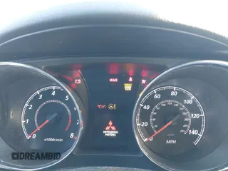 2023 Mitsubishi Outlander ES z VIN JA4ARUAU1PU011685, wystawiony jako IAAI lot #41575031 z przebiegiem 57 068 mil mil oraz . Historia ofert i sprzedaży dostępna na DreamBid. Obrazek 7.