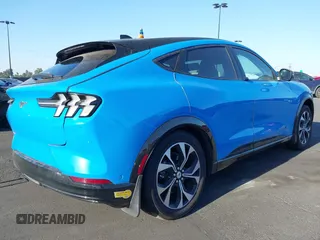 2022 Ford Mustang Mach-E Premium z VIN 3FMTK3R74NMA19496, wystawiony jako IAAI lot #42519774 z przebiegiem 19 880 mil mil oraz . Historia ofert i sprzedaży dostępna na DreamBid. Obrazek 4.