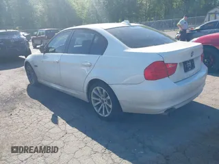 2011 BMW 3 Series 328i xDrive z VIN WBAPK5C57BA654470, wystawiony jako IAAI lot #42361357 z przebiegiem 124 205 mil mil oraz . Historia ofert i sprzedaży dostępna na DreamBid. Obrazek 3.