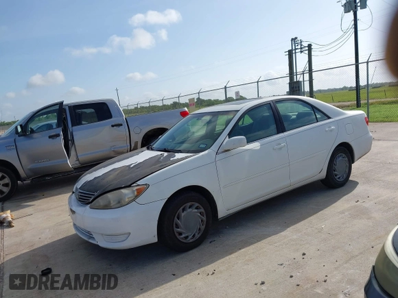 2005 Toyota Camry LE z VIN 4T1BE30K65U568049, wystawiony jako IAAI lot #42453538 z przebiegiem 182 375 mil mil oraz . Historia ofert i sprzedaży dostępna na DreamBid. Obrazek 2.