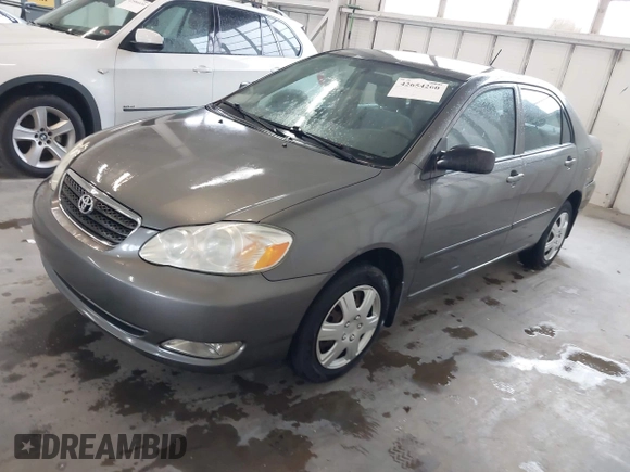 2007 Toyota Corolla CE z VIN 2T1BR32E87C749279, wystawiony jako IAAI lot #42654260 z przebiegiem 210 509 mil mil oraz . Historia ofert i sprzedaży dostępna na DreamBid. Obrazek 2.