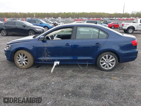2014 Volkswagen Jetta SE z VIN 3VWD17AJ8EM326015, wystawiony jako IAAI lot #42027359 z przebiegiem 75 436 mil mil oraz . Historia ofert i sprzedaży dostępna na DreamBid. Obrazek 14.