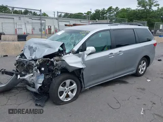 2015 Toyota Sienna LE AAS z VIN 5TDKK3DC6FS688844, wystawiony jako IAAI lot #42557542 z przebiegiem 95 520 mil mil oraz . Historia ofert i sprzedaży dostępna na DreamBid. Obrazek 18.