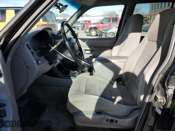 1998 Ford Explorer XL z VIN 1FMZU34E0WZA15570, wystawiony jako Copart lot #46279915 z przebiegiem 226 120 mil mil oraz Szkoda całkowita • Salvage title. Historia ofert i sprzedaży dostępna na DreamBid. Obrazek 7.