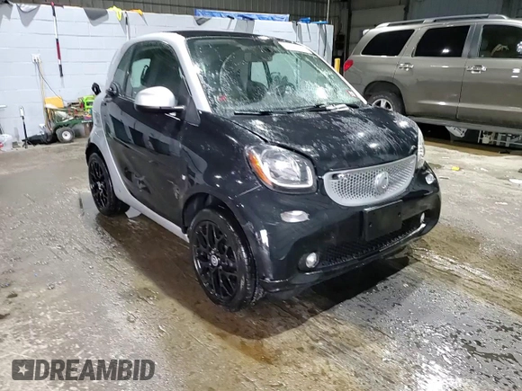 2016 Smart fortwo Passion z VIN WMEFJ5DA9GK067011, wystawiony jako Copart lot #46152325 z przebiegiem 61 195 mil mil oraz Szkody całkowita. Historia ofert i sprzedaży dostępna na DreamBid. Obrazek 13.
