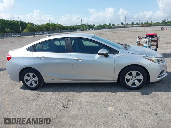 2017 Chevrolet Cruze LS z VIN 1G1BC5SM5H7233199, wystawiony jako IAAI lot #42168232 z przebiegiem 48 052 mil mil oraz . Historia ofert i sprzedaży dostępna na DreamBid. Obrazek 13.