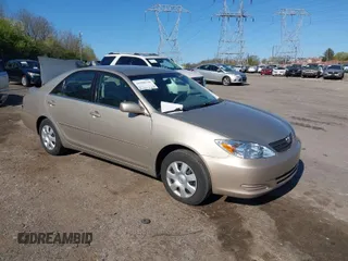 2004 Toyota Camry LE z VIN 4T1BE32K74U361763, wystawiony jako IAAI lot #41990730 z przebiegiem 103 719 mil mil oraz . Historia ofert i sprzedaży dostępna na DreamBid. Obrazek 1.