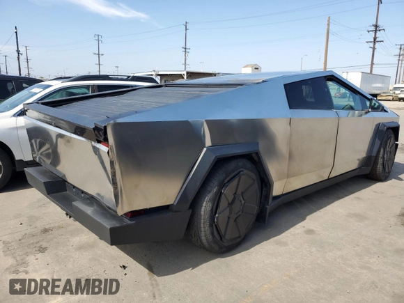 2024 Tesla Cybertruck z VIN 7G2CEHED9RA047674, wystawiony jako Copart lot #61213915 z przebiegiem 1 323 mil mil oraz Szkoda całkowita • Salvage title. Historia ofert i sprzedaży dostępna na DreamBid. Obrazek 3.