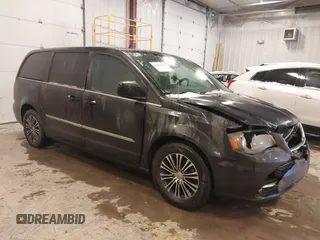 2014 Chrysler Town & Country S with VIN 2C4RC1HG2ER201417, listed as a IAAI auction lot 41319619 with 178,447 mi miles. Bid and sale history available at carsss.com. Image 1.