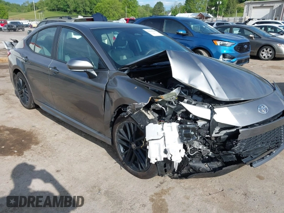 2025 Toyota Camry LE z VIN 4T1DAACK9SU518259, wystawiony jako IAAI lot #42225124 z przebiegiem 222 mil mil oraz . Historia ofert i sprzedaży dostępna na DreamBid. Obrazek 1.