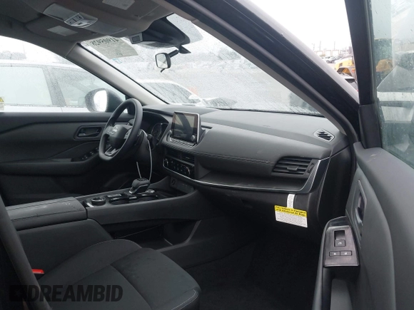 2025 Nissan Rogue S z VIN 5N1BT3ABXSC765294, wystawiony jako IAAI lot #41905928 z przebiegiem 600 mil mil oraz . Historia ofert i sprzedaży dostępna na DreamBid. Obrazek 5.