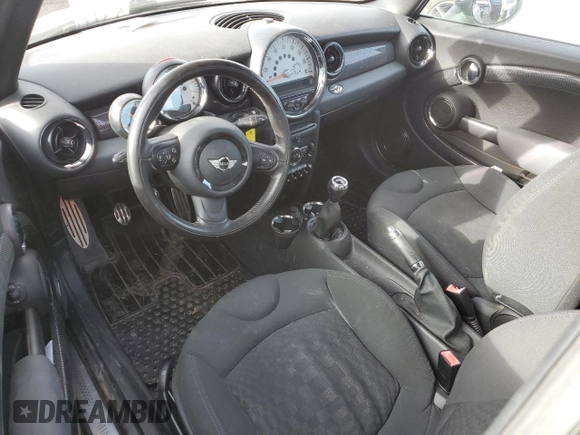 2011 MINI Convertible S z VIN WMWZP3C52BTX83901, wystawiony jako Copart lot #84217174 z przebiegiem 82 831 mil mil oraz Szkoda całkowita • Salvage title. Historia ofert i sprzedaży dostępna na DreamBid. Obrazek 8.