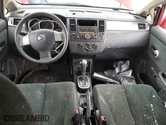 2011 Nissan Versa S z VIN 3N1BC1AP7BL463683, wystawiony jako Copart lot #57784065 z przebiegiem 110 937 mil mil oraz Szkoda całkowita • Salvage title. Historia ofert i sprzedaży dostępna na DreamBid. Obrazek 8.