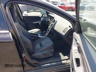 2016 Volvo XC60 T6 Drive-E z VIN YV449MDK7G2811221, wystawiony jako IAAI lot #42476363 z przebiegiem 84 644 mil mil oraz . Historia ofert i sprzedaży dostępna na DreamBid. Obrazek 5.