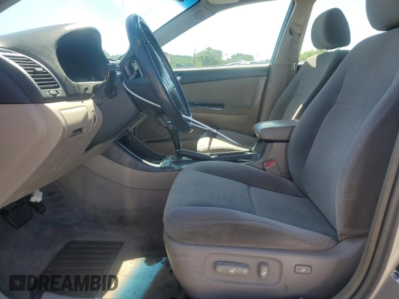 2004 Toyota Camry LE z VIN 4T1BE32K94U366012, wystawiony jako Copart lot #57884305 z przebiegiem 155 900 mil mil oraz Czysty tytuł • Clean title. Historia ofert i sprzedaży dostępna na DreamBid. Obrazek 7.