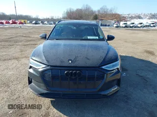 2021 Audi e-tron Premium Plus z VIN WA1LAAGE5MB012022, wystawiony jako IAAI lot #41458134 z przebiegiem 42 137 mil mil oraz . Historia ofert i sprzedaży dostępna na DreamBid. Obrazek 12.