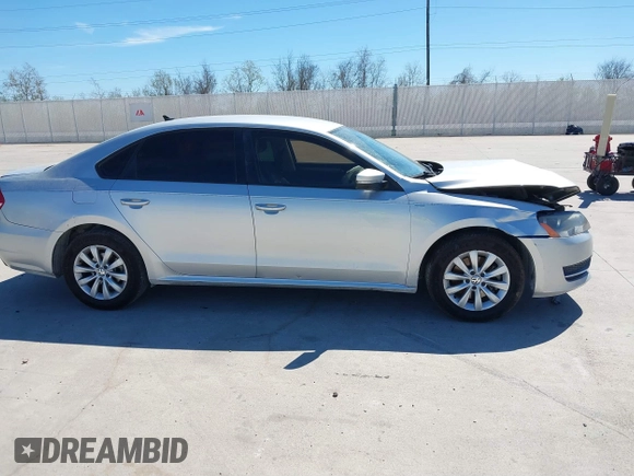 2014 Volkswagen Passat S z VIN 1VWAT7A32EC120334, wystawiony jako IAAI lot #41797929 z przebiegiem 162 246 mil mil oraz . Historia ofert i sprzedaży dostępna na DreamBid. Obrazek 13.