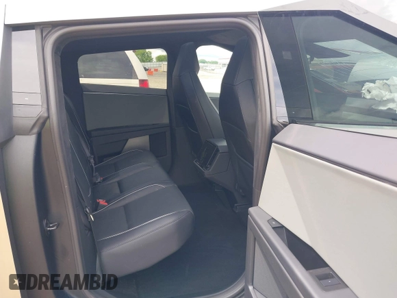 2024 Tesla Cybertruck z VIN 7G2CEHED5RA039734, wystawiony jako IAAI lot #42244205 z przebiegiem 8 443 mil mil oraz . Historia ofert i sprzedaży dostępna na DreamBid. Obrazek 8.