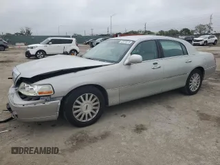 2004 Lincoln Town Car Ultimate z VIN 1LNHM83W94Y671532, wystawiony jako Copart lot #42576075 z przebiegiem 76 469 mil mil oraz Szkody całkowita. Historia ofert i sprzedaży dostępna na DreamBid. Obrazek 1.