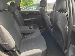 2016 Kia Sorento LX Turbo z VIN 5XYPGDA11GG055411, wystawiony jako Copart lot #61179755 z przebiegiem 185 629 mil mil oraz Czysty tytuł • Clean title. Historia ofert i sprzedaży dostępna na DreamBid. Obrazek 6.