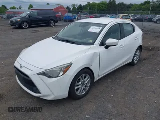 2016 Scion iA z VIN 3MYDLBZV6GY138680, wystawiony jako IAAI lot #42240425 z przebiegiem 100 191 mil mil oraz . Historia ofert i sprzedaży dostępna na DreamBid. Obrazek 2.