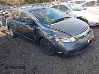 2009 Honda Civic LX z VIN 2HGFA16529H362423, wystawiony jako IAAI lot #42114110 z przebiegiem Nie podano mil oraz . Historia ofert i sprzedaży dostępna na DreamBid. Obrazek 1.