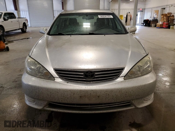 2005 Toyota Camry STD z VIN 4T1BE32K25U070332, wystawiony jako Copart lot #56934795 z przebiegiem 267 925 mil mil oraz Szkoda całkowita • Salvage title. Historia ofert i sprzedaży dostępna na DreamBid. Obrazek 5.