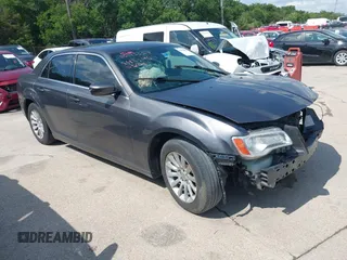 2013 Chrysler 300 z VIN 2C3CCAAG7DH543146, wystawiony jako IAAI lot #42352505 z przebiegiem 178 099 mil mil oraz . Historia ofert i sprzedaży dostępna na DreamBid. Obrazek 1.
