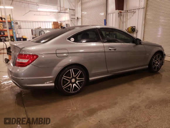 2013 Mercedes-Benz C 250 z VIN WDDGJ4HB6DF991593, wystawiony jako Copart lot #55407055 z przebiegiem 144 598 mil mil oraz Szkoda całkowita • Salvage title. Historia ofert i sprzedaży dostępna na DreamBid. Obrazek 3.