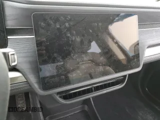 2025 Rivian R1T Adventure z VIN 7FCTGBAA6SN035587, wystawiony jako Copart lot #49142625 z przebiegiem Nie podano mil oraz Szkody całkowita. Historia ofert i sprzedaży dostępna na DreamBid. Obrazek 9.