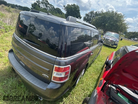 2016 Ford Flex SEL z VIN 2FMGK5C83GBA09724, wystawiony jako Copart lot #56397205 z przebiegiem 188 103 mil mil oraz Czysty tytuł • Clean title. Historia ofert i sprzedaży dostępna na DreamBid. Obrazek 4.