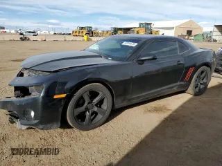 2013 Chevrolet Camaro LS z VIN 2G1FA1E33D9142184, wystawiony jako Copart lot #50584675 z przebiegiem 173 638 mil mil oraz Czysty tytuł • Clean title. Historia ofert i sprzedaży dostępna na DreamBid. Obrazek 1.