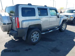 2007 Hummer H3 SUV with VIN 5GTDN13E178197698, listed as a IAAI auction lot 42153746 with 215,605 mi miles. Bid and sale history available at carsss.com. Image 4.
