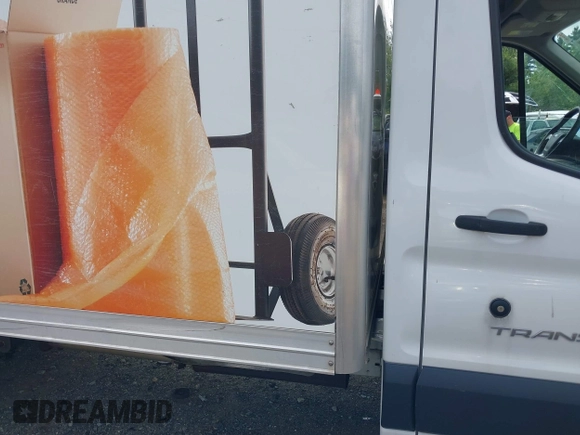 2018 Ford Transit z VIN 1FDBF8ZM7JKA87392, wystawiony jako IAAI lot #42589010 z przebiegiem 99 526 mil mil oraz . Historia ofert i sprzedaży dostępna na DreamBid. Obrazek 8.