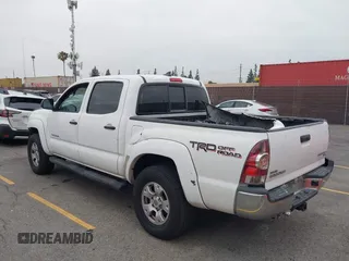 2014 Toyota Tacoma PreRunner z VIN 3TMJU4GN3EM170360, wystawiony jako IAAI lot #42438394 z przebiegiem 223 101 mil mil oraz . Historia ofert i sprzedaży dostępna na DreamBid. Obrazek 3.