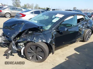 2025 Tesla Model 3 Long Range z VIN 5YJ3E1EA3SF981743, wystawiony jako IAAI lot #42352588 z przebiegiem Nie podano mil oraz . Historia ofert i sprzedaży dostępna na DreamBid. Obrazek 2.