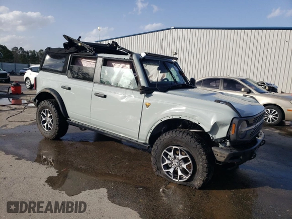 2024 Ford Bronco Badlands z VIN 1FMEE9BP9RLA26173, wystawiony jako Copart lot #47761755 z przebiegiem 2901 mil mil oraz Szkody całkowita. Historia ofert i sprzedaży dostępna na DreamBid. Obrazek 4.