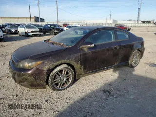 2010 Scion tC z VIN JTKDE3B70A0304907, wystawiony jako Copart lot #84686194 z przebiegiem 61 458 mil mil oraz Czysty tytuł • Clean title. Historia ofert i sprzedaży dostępna na DreamBid. Obrazek 1.